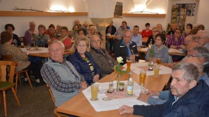 Bild: jr
Volles Haus im Gasthof Schiml beim Vortragsabend zum Thema „Heilige und Selige“.