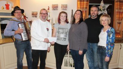 Bild: pi
Über 1600 Euro für die Helfer vor Ort freut sich Markus Meyer (Zweiter von links).