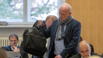 Bild: Armin Weigel/dpa
Joachim Wolbergs (SPD), der suspendierte Oberbürgermeister von Regensburg, im Verhandlungssaal des Landgerichts. Wolbergs muss sich vor der Wirtschaftsstrafkammer des Landgerichtes Regensburg wegen Vorteilsannahme und Verstoßes gegen das Parteiengesetz verantworten.