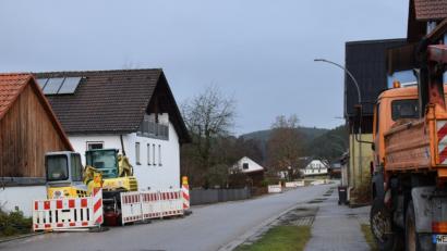 Bild: bö
Der Breitbandausbau im Gemeindegebiet Hohenburg kommt gut voran. Das Bild zeigt die DSL-Baustelle in Adertshausen.