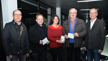 Bild: dob
Siegmund (rechts) und Evi Grieb spenden insgesamt 3000 Euro. Je zur Hälfte an die Kinderkrebshilfe in der Region Oberpfalz Nord und den katholischen Kindergarten, der saniert werden soll. Herbert Putzer (Zweiter von rechts) berichtet von einem aktuellen Fall einer betroffenen Familie, der niemanden unberührt lässt.