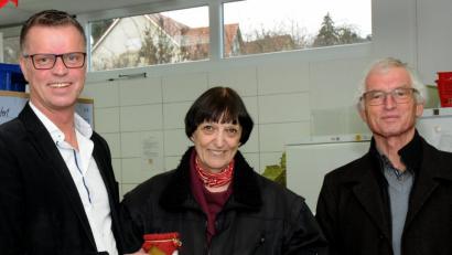 Bild: Stephan Huber
Er übergibt die Spende stellvertretend für Klaus Conrad: Bürgermeister Hermann Falk (links). Irmgard Buschhausen (Mitte) und Vorsitzender Bernhard Saurenbach freuen sich, den Honig zusätzlich verteilen zu können.