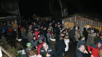 Bild: mmj
Auch zur Brotzeit und Unterhaltung trifft man sich gerne bei "Advent im Wald" in Friedrichshäng/Eulenberg. Am Wochenende lockt dieser besondere Weihnachtsmarkt in den Grenzwald.
