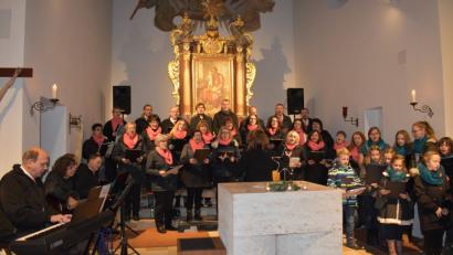 Bild: rgr
Das Adventsingen in der Hüttener Josefskirche rund um den Chor "ChorAlle!" hatte das Motto: "Sternenzauber im Advent".