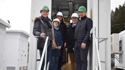 Bild: bnr
Der Batteriespeicher in der Tanzmühle stand im Mittelpunkt des Interesses von MdB Albert Rupprecht (links). Ihn begleiteten (von links) Werksleiterin Jasmin Rainer, die Energieexperten Martin Zetter und Dr. Karl-Peter Thelen von Engie sowie Bürgermeister Max Völkl (Tännesberg).