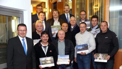 Bild: bkr
Für ihre Bilder zeichnen die Vorstände Joachim Geyer (links), Thomas Keck (dritte Reihe links) und Robert Haubner sowie Wolfgang Heider (Personal/Marketing, hinten von rechts) aus: Andreas Kroher, Norbert Schreiber, Martin Schmid, Kasten Schönberg (vorne von links), Ludwig Brunner, Uwe Kern, Rainer Sollfrank, Christian Schönberg (Zweite Reihe von links), Markus König und Norbert Vetter (dritte Reihe von rechts), dessen Foto das Titelbild des Kalenders ziert.
Vierte Reihe v.l.: Wolfgang Heider (Personal/Marketing) und Vorstand Robert Haubner.