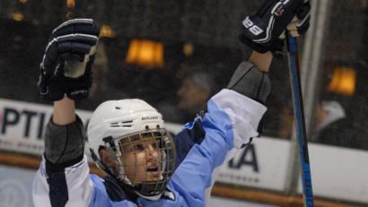 Bild: gb
Die Blue Devils gewannen am Dienstag das Derby bei den Selber Wölfen mit 8:5. Hier jubelt der zweifache Torschütze Philipp Siller nach seinem Treffer zum 5:2. Am Wochenende wollen die Weidener in den Partien am Freitag beim Tabellensechsten ECDC Memmingen und am Sonntag zu Hause gegen Schlusslicht EHC Waldkraiburg nachlegen.