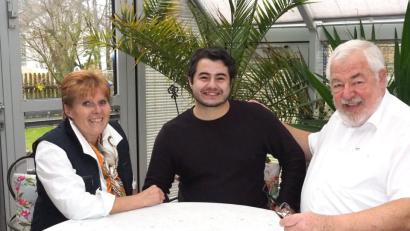 Bild: fvo
Elfi Globisch, Ibrahim Yesilay und Nikolaus Globisch (von links) im Wintergarten des Woppenriether Landarzt-Ehepaars. Der Tenor mit türkischen Wurzeln fühlt sich in der Oberpfalz pudelwohl und kommt, wann immer es sein Terminkalender zulässt, zum Fahrenberg. Besonders gerne aber ist er an Weihnachten "zu Hause".