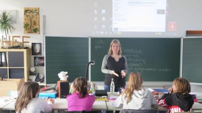 Bild: jzk
Gabriele Paetzolt (stehend) schärft den Sechstklässlern ein, dass kein Mensch das Recht habe, einen anderen zu verletzen und zu beleidigen.