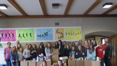 Bild: jzk
Realschuldirektor German Helgert (rechts) freut sich über die gemeinsame Weihnachtsaktion von Lehrern und Schülern für die Kemnather Tafel.