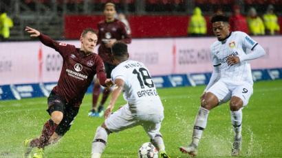 Bild: Nicolas Armer/dpa
Wasserschlacht und natürlich Standprobleme: In dieser Szene kämpft der Nürnberger Federico Palacios (links) mit Leverkusens Wendell (Mitte) und Leon Bailey um den Ball.