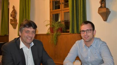 Bild: rgr
Der neue Jugendbeauftragte der Stadt Stefan Pappenberger (rechts) im Gespräch mit Bürgermeister Edgar Knobloch.