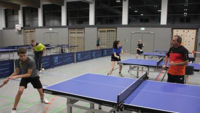 Bild: kro
Munir Jassem (rechts) gibt dem 13-jährigen Hannes Andritzky viele Tipps, wie dieser sein Tischtennis-Spiel verbessern kann.