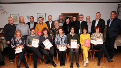 Bild: ge
Die teilnehmenden Schlemmerwirte erhielten vom Landrat (Fünfter von links hinten) und Bürgermeister (Vierter von rechts hinten) Urkunden und viele dankende Worte für ihr Engagement um die Region.