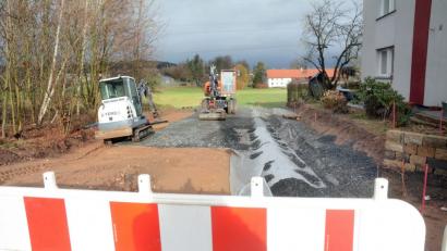 Bild: Gabriele Schönberger
Der städtische Bautrupp muss für die abrechnungsfähige Herstellung der Straße Am Stein in Rothenstadt sorgen. Die Anlieger sind nicht begeistert, warten auf sie nun doch die Ausbaukosten.