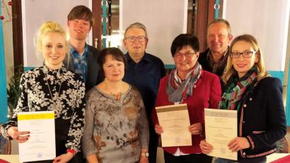 Bild: weu
Gemeindeassistent Christian Glaser (Zweiter von links) nahm gemeinsam mit Chorleiter Hubert Reimer (Mitte) die Ehrungen vor: Lisa Bindl, Gerda Maier, Maria Feldmeier, Josef Hammerer und Ulla Baumer (von links) singen seit vielen Jahren im Kirchenchor. Auch der Chorleiter selbst erhielt eine Auszeichnung.