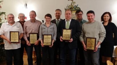Bild: ct
Mit dem Vereinsehrenzeichen in Bronze werden bedacht: Helmut Heinzel (vorne von links), Edwin Münster, Stefanie Fink-Gradl, Stefan Bönisch und Martin Hefner. Laudator (von hinten links) Christian Trummer, Bürgermeister Thorsten Grädler, Vorstand Stefan Weiß und Schriftführerin Elisabeth Grosser.