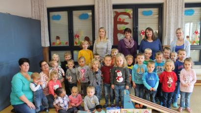 Bild: sip
Die Kinder des Kinderhauses erhalten dank einer Geldspende des Brautpaares Michaela und Manuel Grünbeck neue Spielsachen. Die Braut (stehend, Dritte von rechts) hoffe doch, dass auch ihre künftigen Kinder mal in den Genuss dieser Spielsachen kommen.