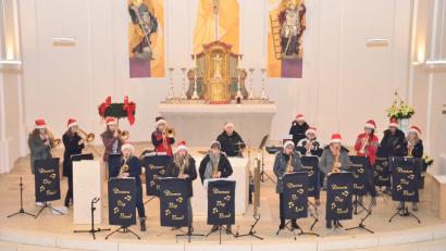 Bild: fjo
Die 15 Frauen der "Damen-Big-Band" lassen ihrem unverwechselbaren Swing-Sound in der Pfarrkirche zur Freude des Publikums freien Lauf.