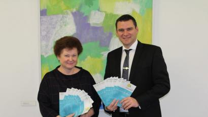 Bild: Hans Prechtl, Landratsamt/exb
Landrat Thomas Ebeling und Irene Schiml, Leiterin des Fachbereichs Kommunale Abfallwirtschaft, präsentieren die druckfrischen Exemplare des neuen Müllmagazins.