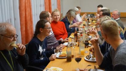 Bild: weu
Einen gemütlichen Abend mit leckerem Essen genossen die ehrenamtlichen Mitarbeiter der evangelischen Kirchengemeinde im Gemeindesaal.