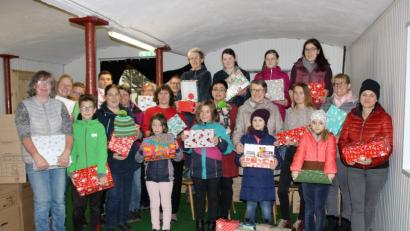 Bild: njn
Stolz präsentiert das Wildenreuth-Team der Aktion "Weihnachten im Schuhkarton" ihre Geschenke für die Kinder in Osteuropa. Mit auf dem Bild Erika Häupler (links) .