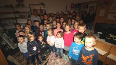 Bild: bjp
55 Kinder folgten der Einladung der Bibliothek im Dostlerhaus zum Nikolaus-Leseabend. Mit von der Partie war Konrad Merkl im Gewand des Heiligen, der für die kleinen Leseratten einen Sack voller Überraschungen als Anerkennung für ihre gesunde Neugier mitgebracht hatte. Bild: bjp