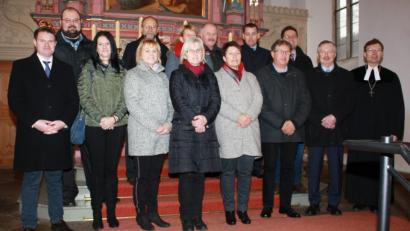 Bild: lk
Es zeigt die neuen Kirchenvorsteher mit dem Dekan vorne von links: Matthias Bäumler, Anita Götz, Inge Üblacker, Gerda Höning, Heidi Hopf, Reinhold Schröml, Wilhelm Horn und Dekan Dr. Wenrich Slenczka. Hinten von links: Stefan Radies, Rüdiger Goedecke, Gerlinde Bauer (etwas verdeckt), Friedrich Würner, Ekkehard Teicher und Thomas Scheibler.