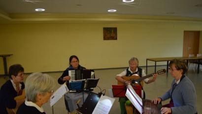 Bild: bej
Die Musikerinnen von "Allerhand Saiten" stimmten beim Seniorennachmittag des OGV Winklarn auf die Weihnachtszeit ein.