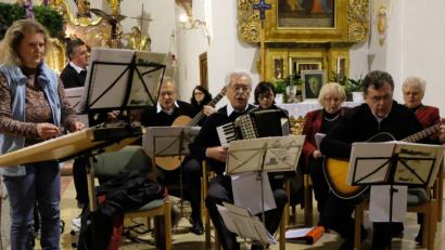 Bild: le
Nicht mehr missen möchten die Zuhörer des Adventssingens in der Pfarrkirche die Auftritte der Musikanten und Sänger aus dem Pleysteiner und Miesbrunner Land.