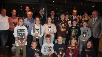 Bild: kro
Die neuen Clubmeister des MSC Tirschenreuth mit dem Stolz des Vereins, der Jugend-Kartgruppe. MSC-Vorsitzender Alfred Haubner (rechts stehend) und Bürgermeister Franz Stahl (hinten rechts) gratulieren.