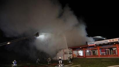 Bild: Wolfgang Steinbacher
Mit einem Großaufgebot an Einsatzkräften bekämpfte die Feuerwehr den Brand.