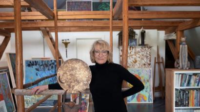Bild: Nomi Baumgartl/exb
Irene Schleicher mit der Skulptur "Donald, der Narzisst".