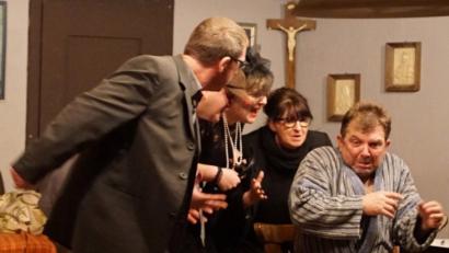 Bild: rbm
Unter der Regie von Jagdpächter Hubert Schreiner und der technischen Leitung von Petra Sandner spielte die Theatergruppe Inzendorf für die Senioren der Jagdgenossenschaft Gösselsdorf das Lustspiel „Tolldreiste Brüder“. Die Zuschauer hatten dabei viel zu lachen und spendeten viel Beifall.