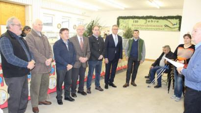 Bild: hä
Die Lokalschau des Kleintierzuchtverein Tirschenreuth ist der Höhepunkt im Jubiläumsjahr. Vorsitzender Josef Zant (rechts) begrüßt dazu Schirmherrn Franz Stahl (Fünfter von rechts) und einige Stadträte.