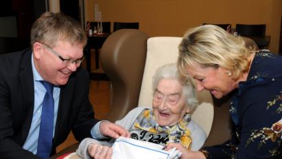 Bild: Stephan Huber
Zusammen mit ihrer Enkelin Monika Ackermann und Oberbürgermeister Michael Cerny (links) freut sich Jubilarin Frieda Ackermann über das Geschenk – eine Decke
von Ministerpräsident Markus Söder.