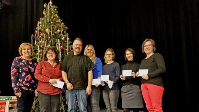 Bild: ckl
Pünktlich zu Weihnachten kommt der Geldsegen. Michel Wirth und Marion Müller (links) vom Theaterverein Erbendorf übergaben je ein Kuvert an die Vertreterinnen der Kindertageseinrichtungen.