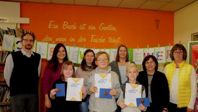 Bild: bey
Emma Bock (vorne, links) vertritt die Zottbachtalschule auf Kreisebene beim Vorlesewettbewerb der Stiftung des Deutschen Buchhandels im kommenden Jahr. Dustin Zitt und Maxi Schön (von links) belegten die nachfolgenden Plätze. Klasselehrer Sebastian Hirn (hinten, von links) und die Jury mit Corianna Kurzian-Rewitzer, Bianca Hartwig, Silke Forster, Konrektorin Christa Walbrunn und Christa Kick freuten sich über die Vorleseleistungen.