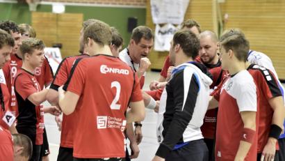 Bild: Hubert Ziegler
Sulzbachs Trainer Christian Rohrbach (Mitte hinten) schwört seine Spieler mit geballter Faust auf den Gegner ein. Im vorletzten Spiel in diesem Jahr geht es nach Oberfranken zum Tabellendritten TV Münchberg.