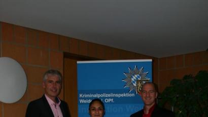 Bild: exb
Stellvertretender Kripo-Leiter Thomas Gallei bedankt sich bei der couragierten Zeugin Danijela Iannello zusammen mit Kripo-Ermittler Gilbert Fehlner (v.l.n.r.)