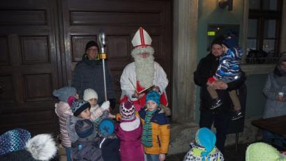 Bild: gz
Die Kinder umzingeln den Weihnachtsmann und halten gemeinsam den Bischofsstab.