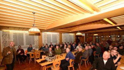 Bild: bey
Bürgermeister Karl-Heinz Preißer stellt die "Lage des Markts" vor und stellt die positive Entwicklung der Finanzen besonders heraus.