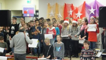Bild: ibj
Der Schülerchor mit ihrem Lehrer Michael Zollinger singt sich in die Herzen der Besucher.