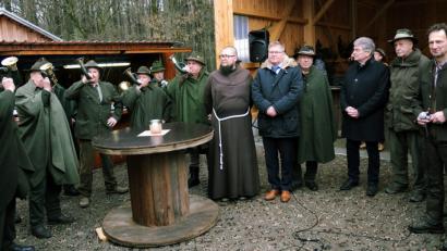 Bild: gf
Die Jagdhornbläser eröffnen den forstlichen Weihnachtsmarkt. Weiter von links: Guardian Seraphin, OB Michael Cerny, BJV-Kreisgruppenvorsitzender Franz Erras, Stadtkämmerer Franz Mertel, Günther Baumer, Forstamtsleiter Martin Seits und Leitender Landwirtschaftsdirektor Rüdiger Wicht.