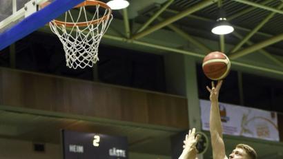 Bild: Büttner, Gerhard
Gegen die Zonenverteidigung Bambergs werden die Neustädter wie gegen Litzendorf (am Ball Jakob Sailer) ständig attackieren müssen.