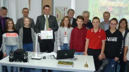 Bild: Portner
Achtklässler der Doktor-Eisenbarth-Mittelschule überreichten an Landrat Thomas Ebeling (Mitte) den Bildungsatlas 2018. Über die Projektarbeit freuten sich auch Schulamtsdirektor Georg Kick (hinten von links), Florian Schmid (Bildungsmonitoring), Rektor Werner Winderl, Klassenlehrer Alois Köppl, Konrektor Rudi Schneider und Fachlehrerin Marina Schießl.
