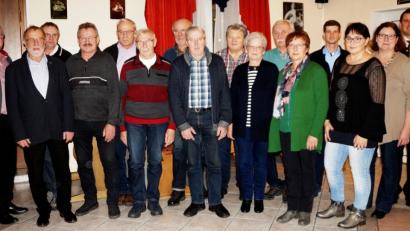 Bild: weu
Landrat Thomas Ebeling (rechts) und Bürgermeister Johann Graßl (Zweiter von links) dankten auch im Namen der Bürgermeister der Mitgliedsgemeinden den Bürgerbusfahrern für ihr ehrenamtliches Engagement.