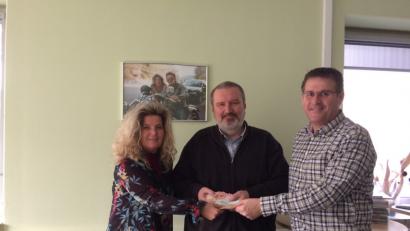 Bild: stn
Freudestrahlend nimmt OF Kassier Gerhard Steiner (Mitte) die Spende von Beate Merkel und Rainer Vater entgegen.