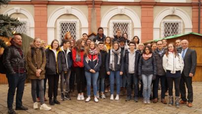Bild: arw
Stellvertretender Landrat Albert Nickl (rechts) begrüßt in der Schlosskapelle 20 fanzösische Schüler zwischen 14 und 16 Jahren, die eine Woche in Neustadt zu Gast sind.
