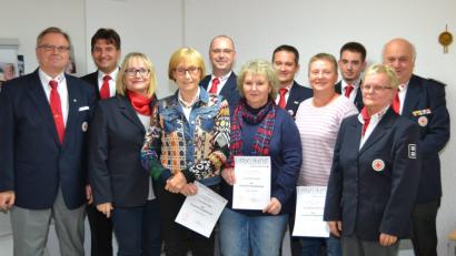 Bild: hcz
Ulrike Weber (Dritte von links) und Edeltraud Sperber zeichnen Rita Heigl, Petra Laube und Barbara Steinruck (vorne, mit Urkunden) aus. Mit im Bild: die Rotkreuz- Führungskräfte des BRK- Kreisverbands.